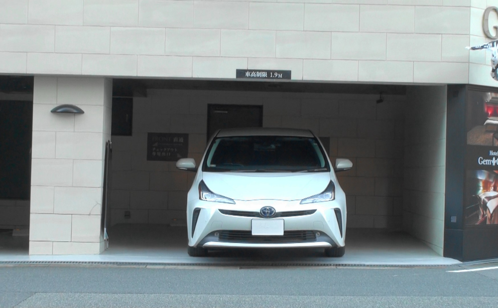 自分で浮気調査・車がホテルに駐車されているところ