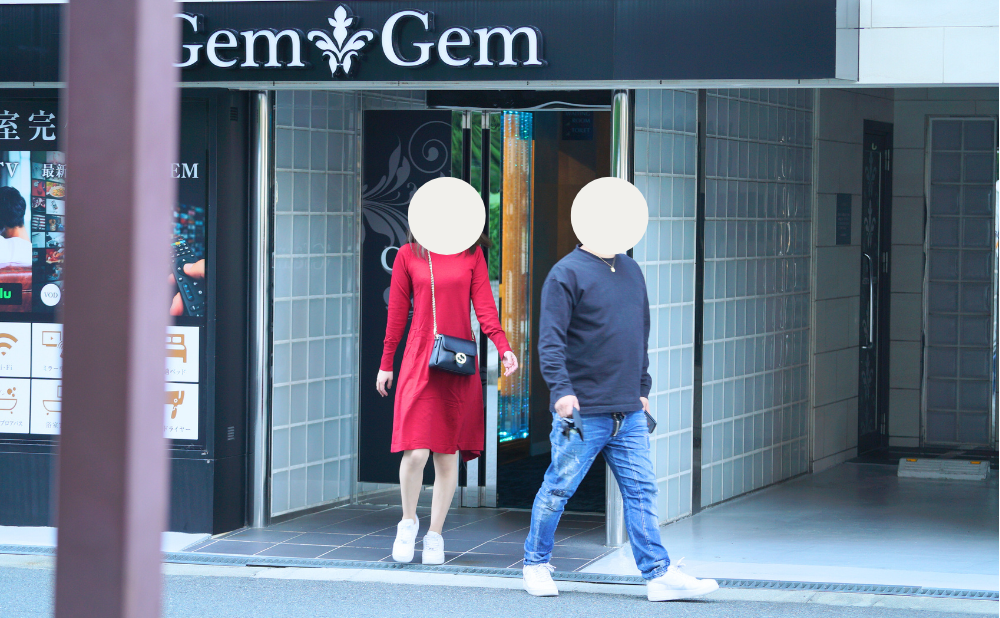 自分で浮気調査・ホテルから出て来るところ