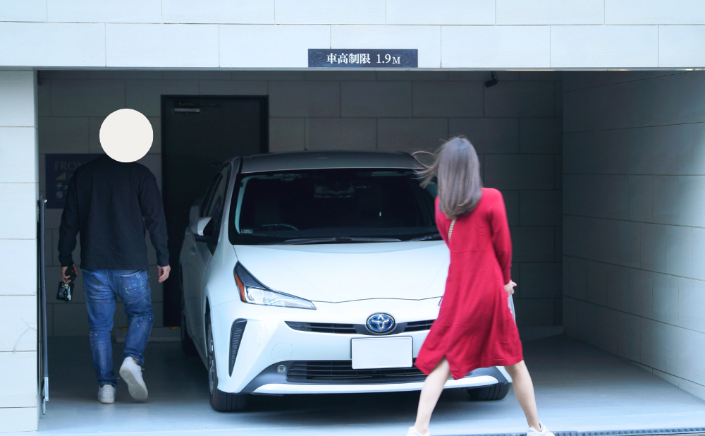 自分で浮気調査・ホテルから車に向かうところ