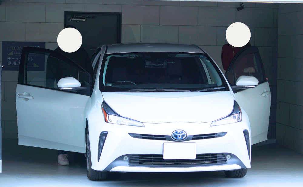 自分で浮気調査・ホテルから車に乗り込むところ