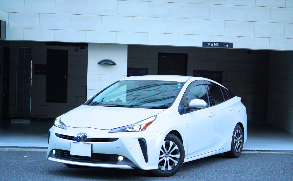 自分で浮気調査・ホテルから車が出て行くところ