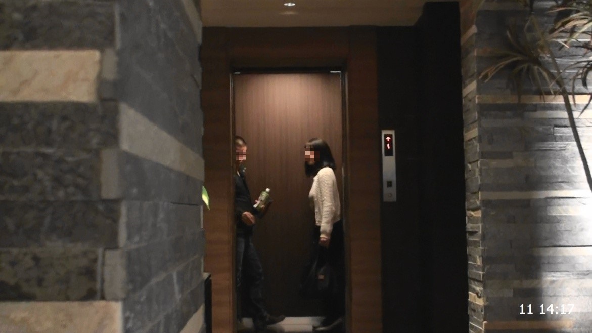 エレベーターで上階に上がる対象者と対象異性