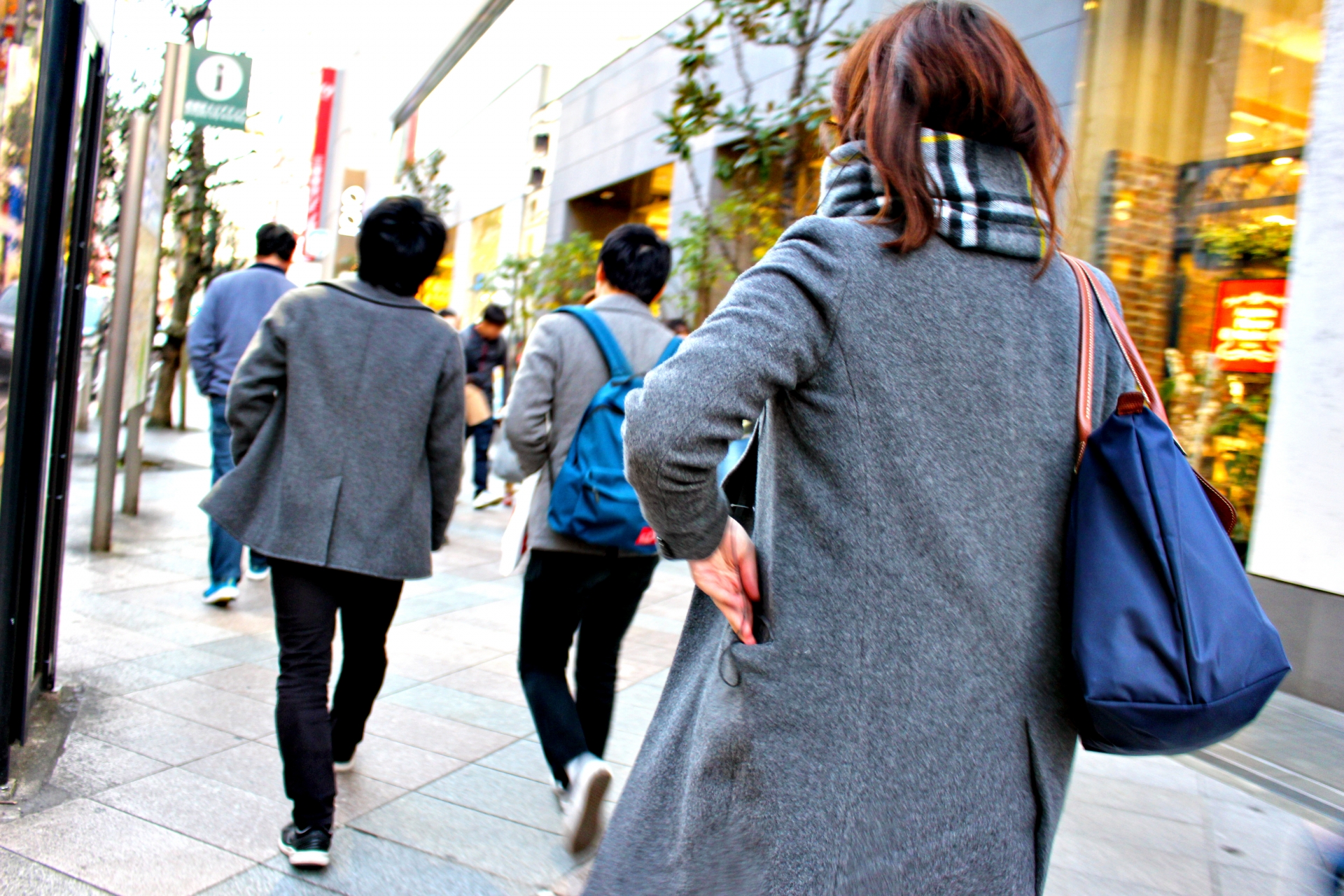 無料で浮気調査当日の朝の出勤確認調査をしている女性