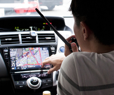 車の中から指示を出している調査員