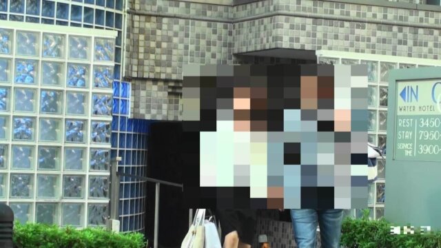 浮気の証拠写真であるホテルから２人で出て来ている