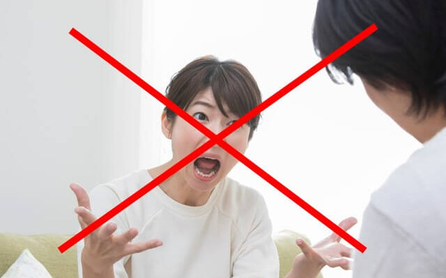 浮気を問い詰めていて感情的になっている女性