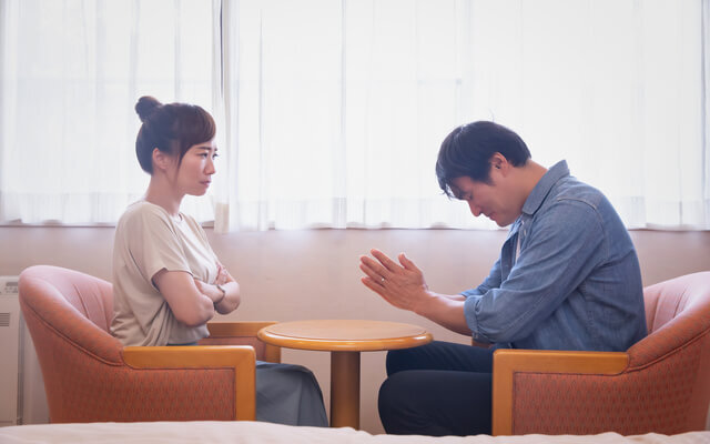 （肯定した場合）2人で解決策を話し合い浮気について妻に謝罪するご主人