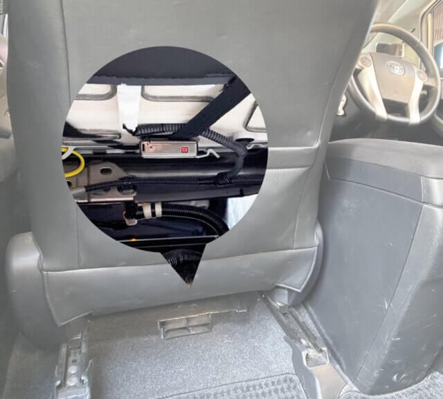 車の助手席の下に隠して設置したボイスレコーダー