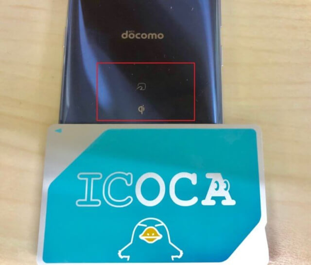 スマートフォンにカードをかざして、ICOCAの履歴をチェックするシーン